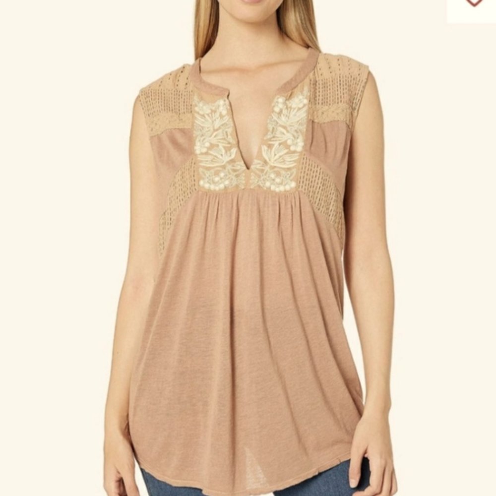 Lucky Brand ~ Eyelet lace trim tank top